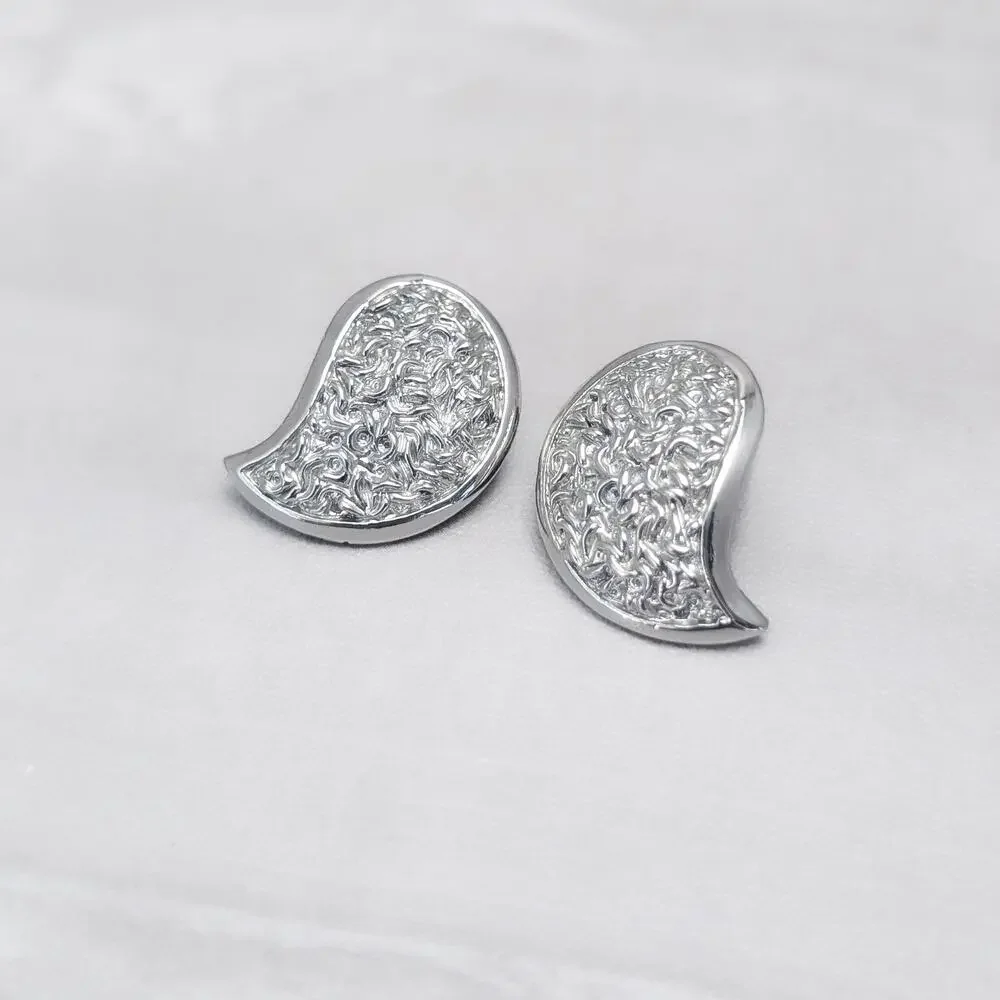 Vintage Clip On Earrings Silver Tone Textured Curved Teardrop Shape 1